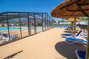 transat près de la piscine couverte